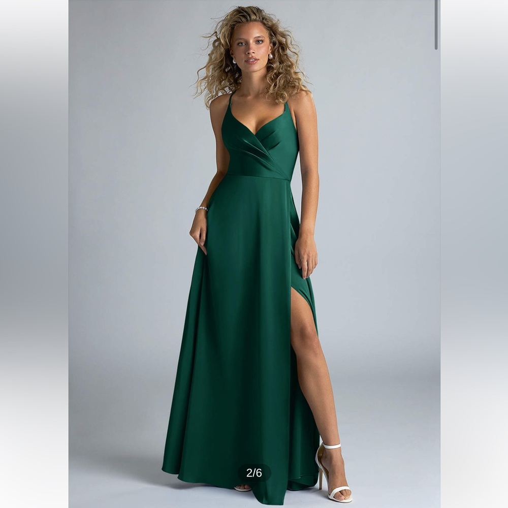 Azazie Davis dress in emerald green size 8 new with tags